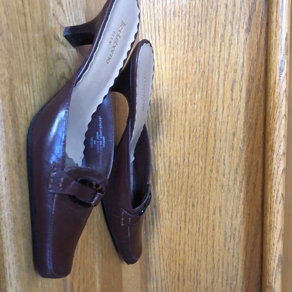 Liz Claiborne brown leather mules, Size 8, narrow - Picture 3 of 8